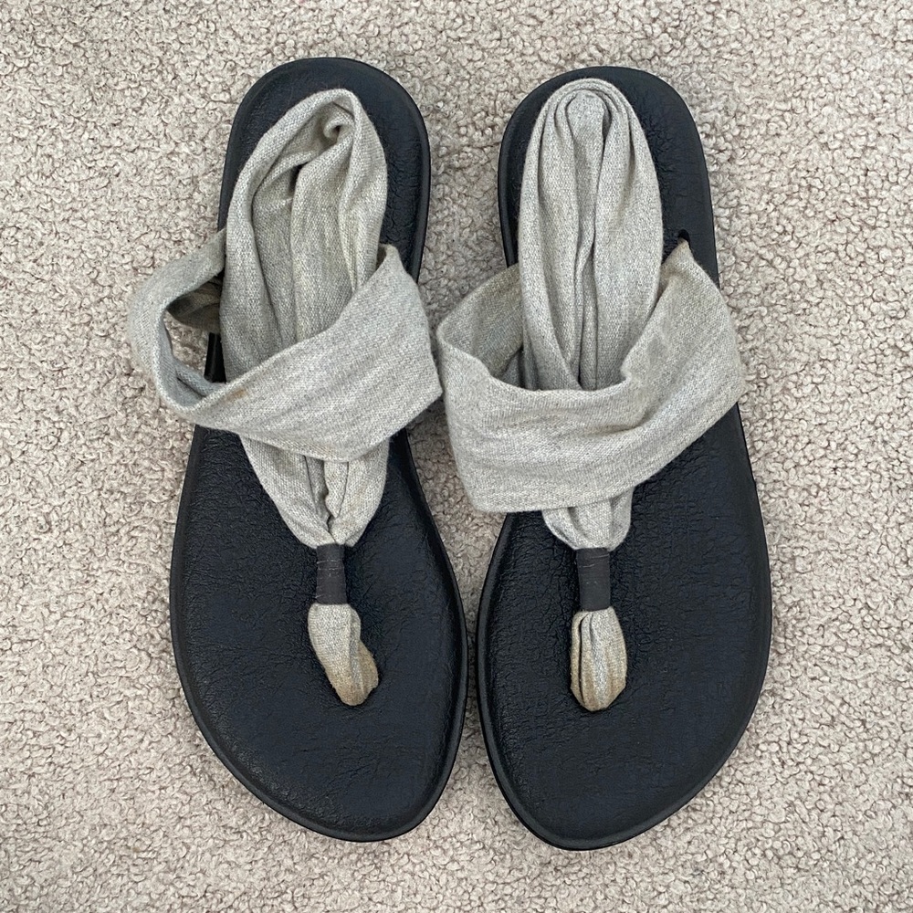 Classic Gray and Black Sanuk Yoga Mat Sandals Size 10